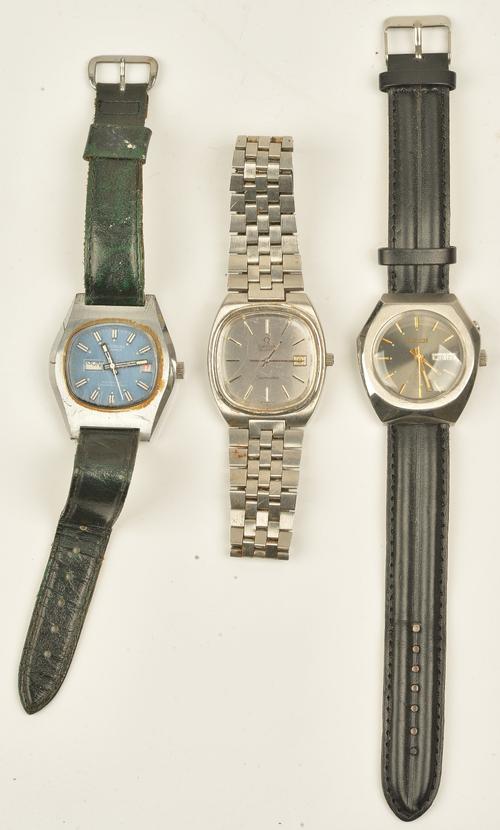 An Omega Seamaster Quartz steel gentleman's bracelet wristwatch, the signed silvered dial with baton shaped numerals, centre seconds and with a date...