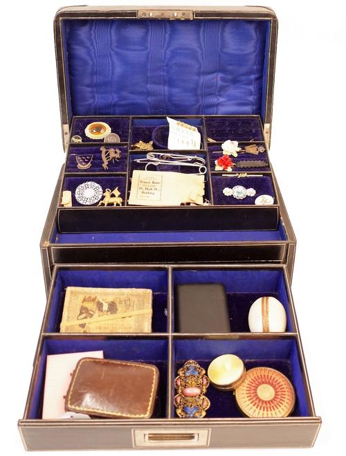 A collection of jewellery, vertu and militaria, including; a Victorian pendant commemorating The 1897 Jubilee, a gold oval brooch detailed Baby, a...