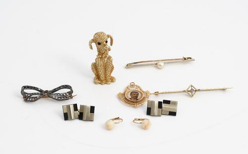 A pair of white gold mounted black onyx dress cufflinks, the backs and the fronts of Art-Deco design, detailed 585, gross weight 6 gms, a gold and...