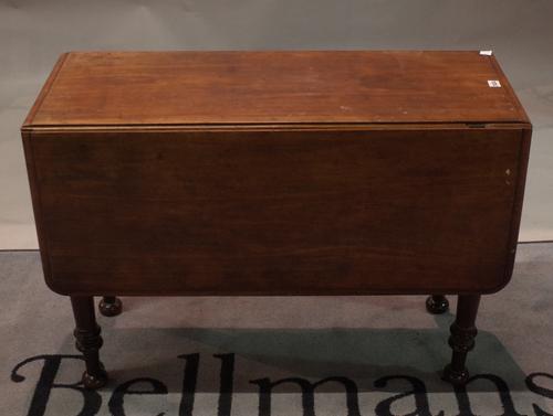 An early Victorian mahogany drop leaf table, on turned legs, 97cm wide x 69cm high.