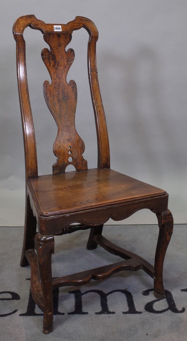 An 18th century oak vase back dining chair, 46cm wide x 88cm high.