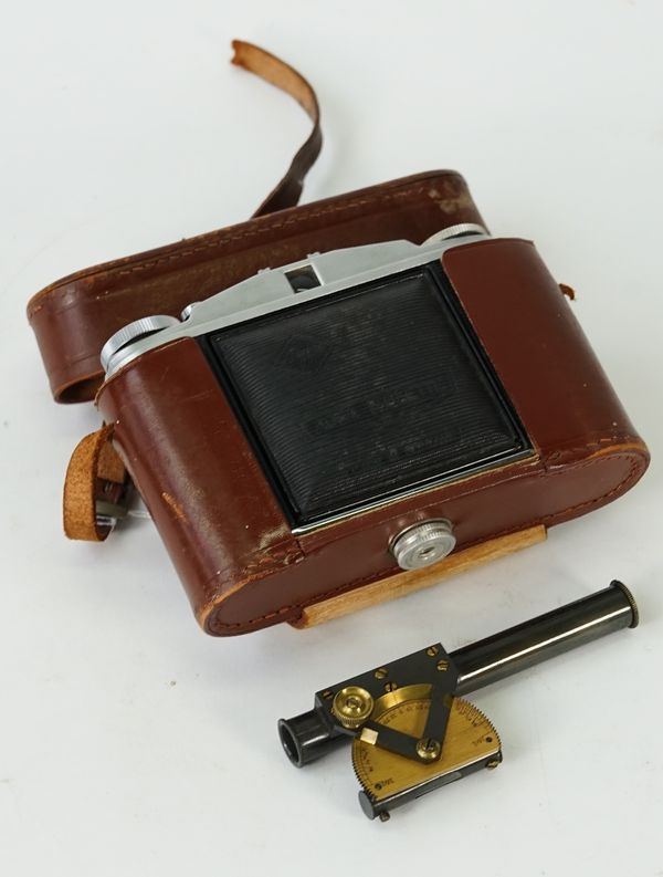 An Elliott London ED 1587 japanned and brass surveying instrument with level, 11.5cm long, and an Agfa Isolette camera in leather case, (2).