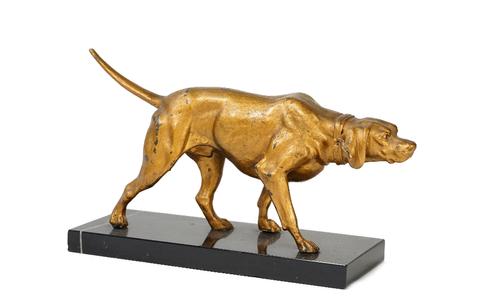 A gilded spelter model of a retriever, mounted on a black marble base, 29cm wide.