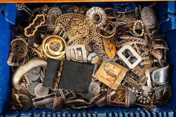 A LARGE COLLECTION OF ANTIQUE SHOE AND BELT BUCKLES (QTY)