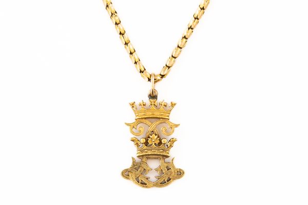 A GOLD "CORONET" PENDANT NECKLACE