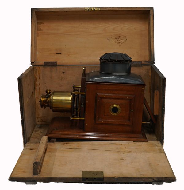 AN EARLY 20TH CENTURY MAGIC LANTERN, CASED