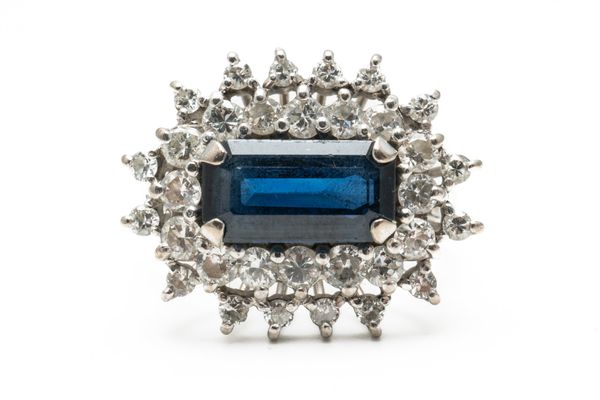 A SAPPHIRE AND DIAMOND CLUSTER RING