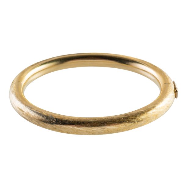 A GOLD HINGED BANGLE