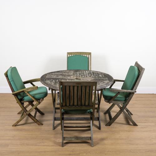 A HARDWOOD CIRCULAR GARDEN TABLE (5)