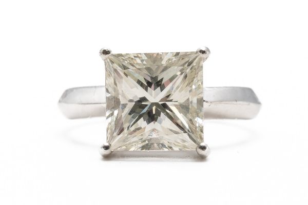 A PRINCESS CUT DIAMOND RING (3)