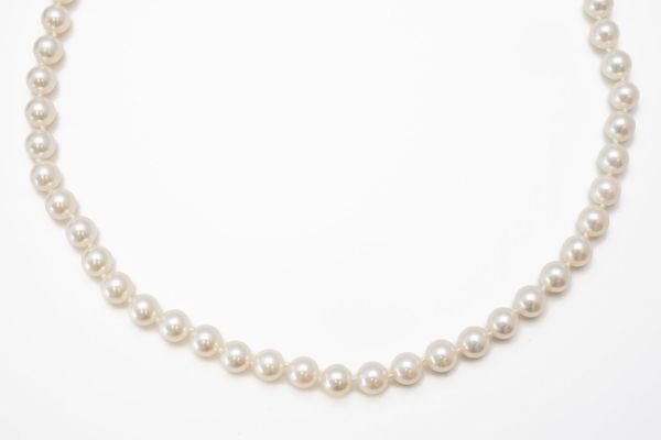 A SINGLE ROW NECKLACE OF CULTURED PEARLS AND A PAIR OF CULTURED PEARL EARSTUDS (3)