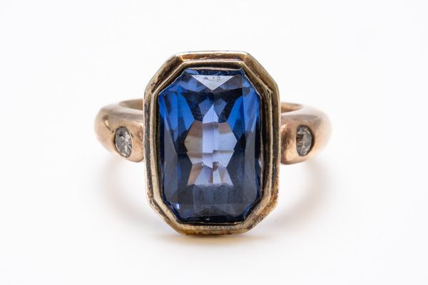 A SYNTHETIC SAPPHIRE AND DIAMOND THREE STONE RING (2)