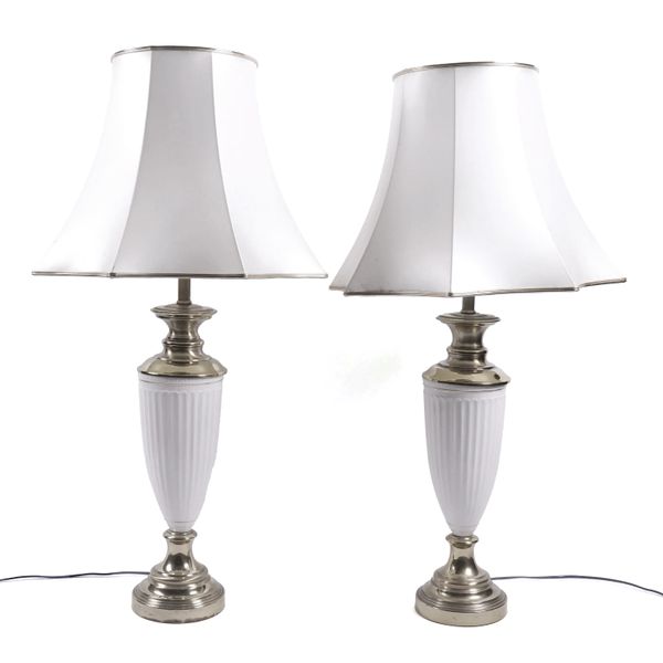 A PAIR OF WHITE GLAZED CERAMIC AND BRASS MOUNTED URN SHAPED TABLE LAMPS (2)