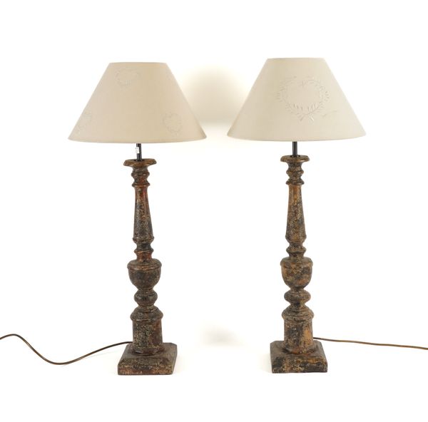 A PAIR OF TURNED WOOD TABLE LAMPS (2)