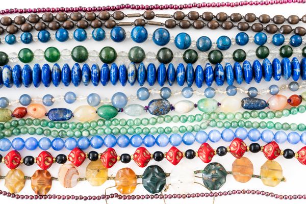 A GROUP OF BEAD NECKLACES AND FURTHER ITEMS (QTY)