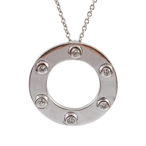 A CIRCULAR DIAMOND PENDANT NECKLACE