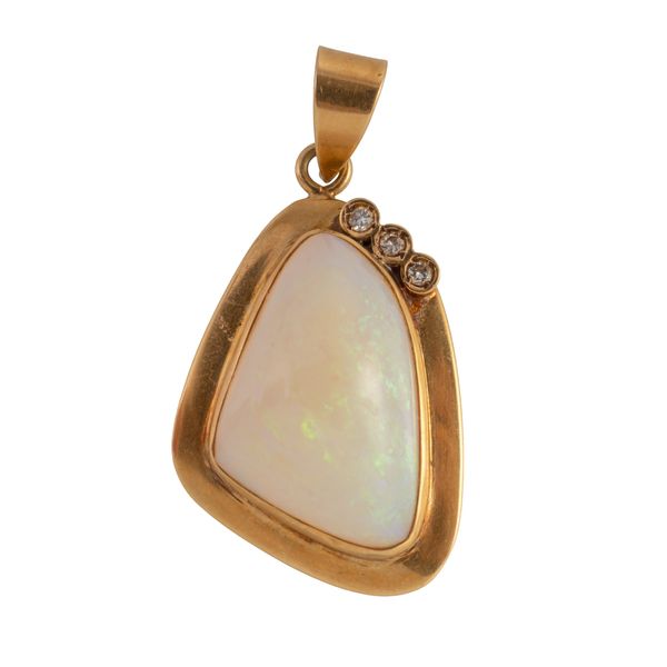 AN OPAL AND DIAMOND PENDANT (2)