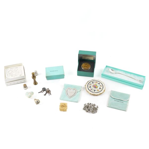 A GROUP OF SILVER AND FURTHER ITEMS (QTY)