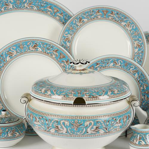 A WEDGWOOD FLORENTINE PART TEA AND DINNER SERVICE