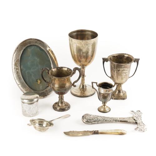 A GROUP OF NINE VARIOUS SILVER AND SILVER MOUNTED ITEMS (9)