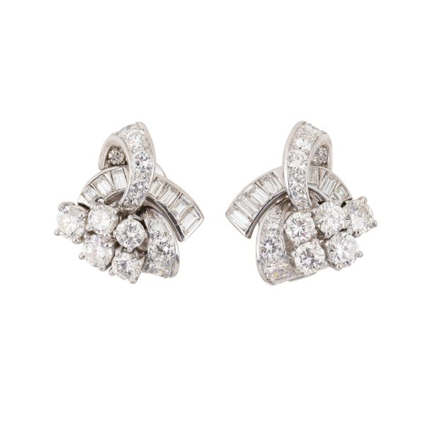 A PAIR OF DIAMOND CLUSTER EARRINGS