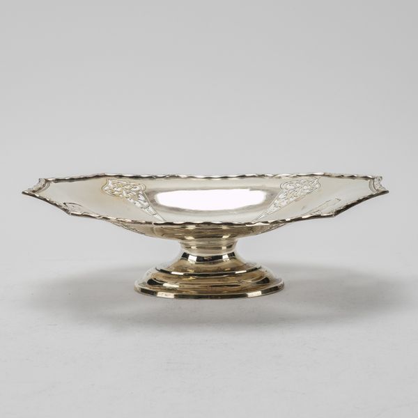 A SILVER CAKE OR FRUIT BASKET