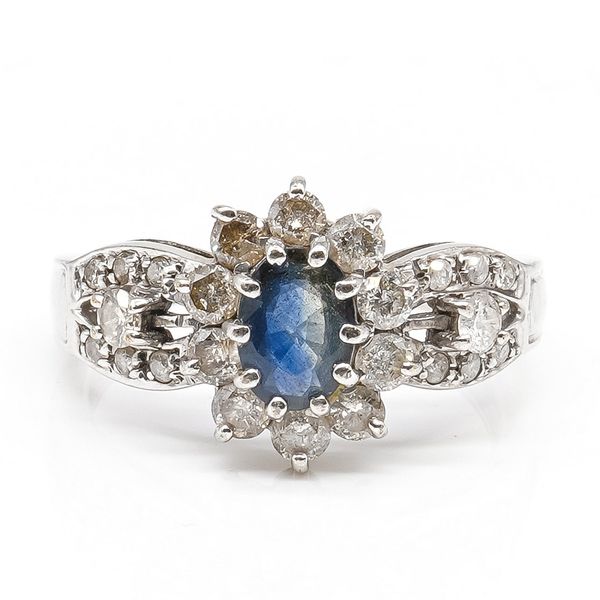 A 9CT WHITE GOLD, SAPPHIRE AND DIAMOND CLUSTER RING