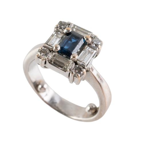 A SAPPHIRE AND DIAMOND CLUSTER RING (2)