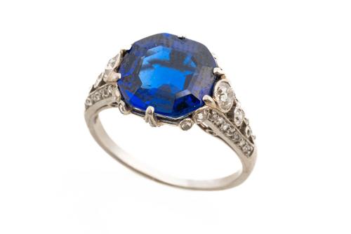 A SAPPHIRE AND DIAMOND RING (2)