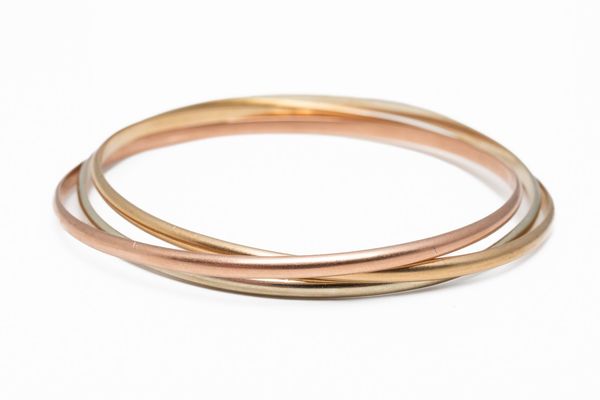 A GOLD TRI-COLOUR RUSSIAN STYLE BANGLE