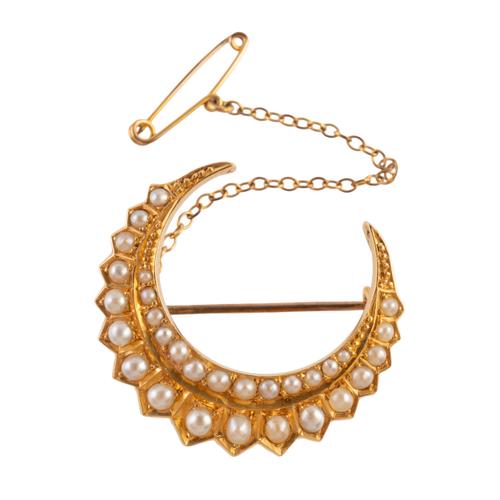 AN EARLY 20TH CENTURY PEARL CRESCENT MOON BROOCH (2)