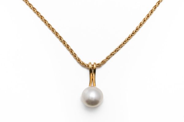 A PEARL PENDANT NECKLACE