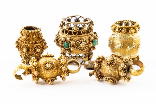 FIVE VICTORIAN GOLD JEWELLERY FITTINGS (5)