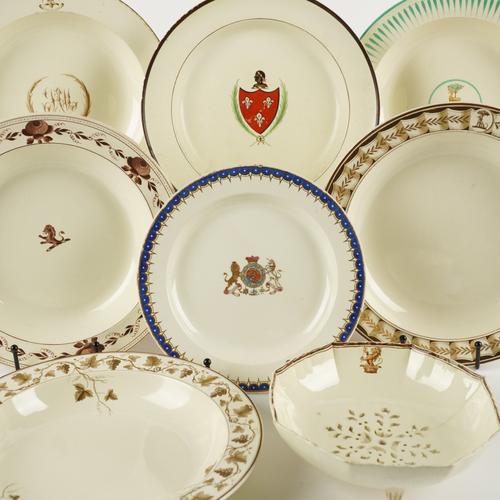 EIGHT PIECES OF ARMORIAL OR CRESTED CREAMWARE (8)