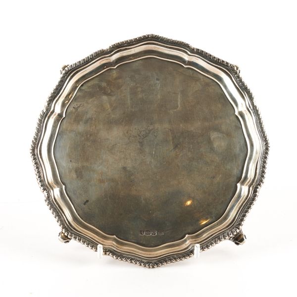 A SILVER SHAPED CIRCULAR VISITNG CARD SALVER