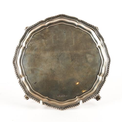 A SILVER SHAPED CIRCULAR VISITNG CARD SALVER