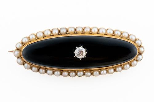 A LATE VICTORIAN BROOCH