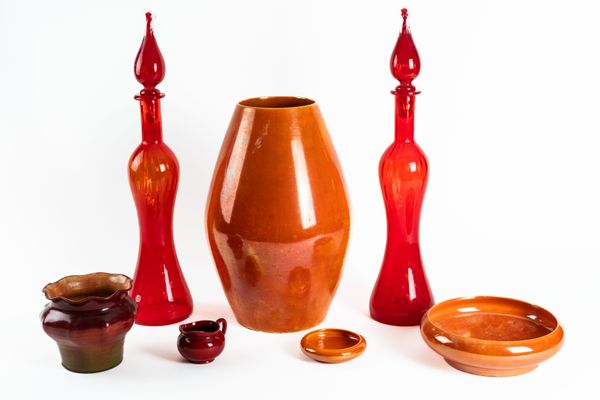 A COLLECTION  OF ORANGE AND RED DECORATIVE GLASS AND CERAMICS (7)