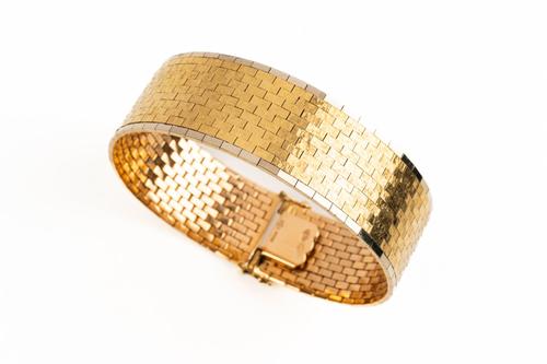 A BICOLOUR GOLD BRICK LINK BRACELET