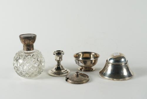 A GROUP OF SILVER AND SILVER MOUNTED WARES (5)