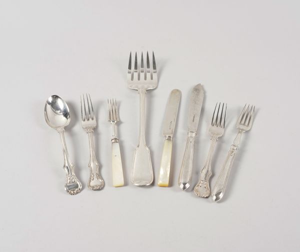 A PART SET OF SILVER AND MOTHER-OF-PEARL DESSERT OR FRUIT KNIVES AND FORKS AND FURTHER ITEMS (QTY)