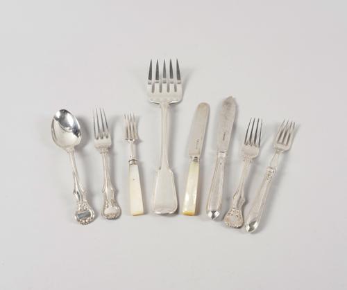 A PART SET OF SILVER AND MOTHER-OF-PEARL DESSERT OR FRUIT KNIVES AND FORKS AND FURTHER ITEMS (QTY)