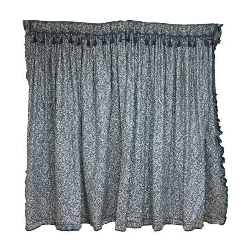 A PAIR OF GLAZED COTTON BLUE AND CREAM ENTWINED PATTERN CURTAINS (4)
