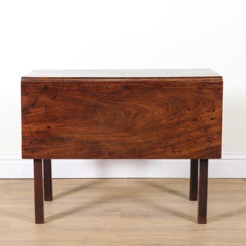 A MID 18TH CENTURY MAHOGANY DROP FLAP DINING TABLE