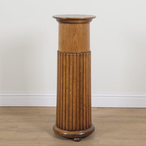 AN EARLY 20TH CENTURY OAK PEDESTAL
