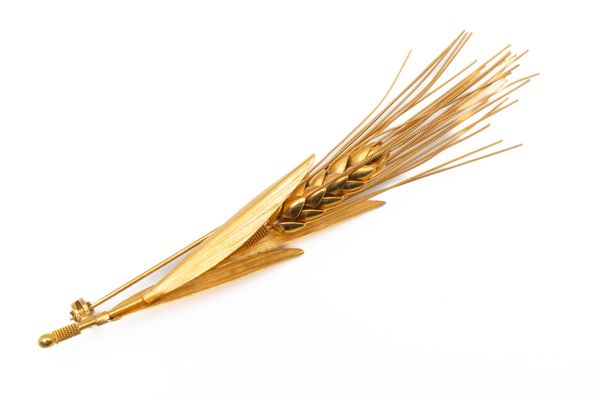 A GOLD WHEAT BROOCH