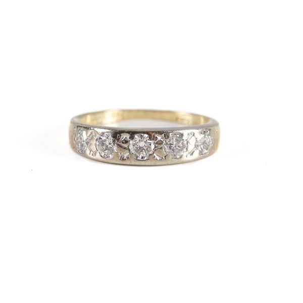 AN 18CT GOLD AND DIAMOND FIVE STONE RING