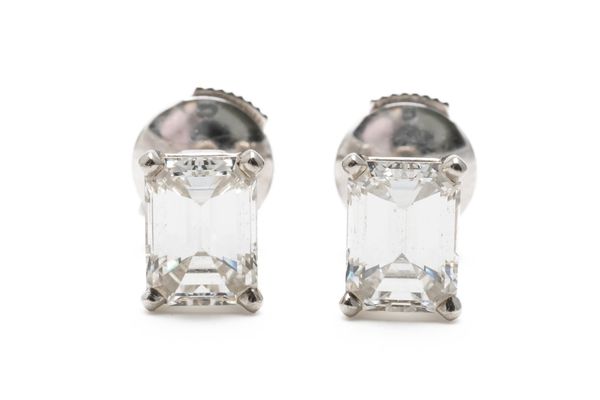 A PAIR OF CARTIER DIAMOND STUD EARRINGS (6)