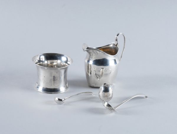 A SILVER CREAM JUG AND FOUR FURTHER ITEMS (5)