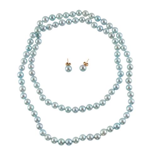 A STRING OF CULTURED BLUE PEARLS AND A PAIR OF MATCHING EARRINGS